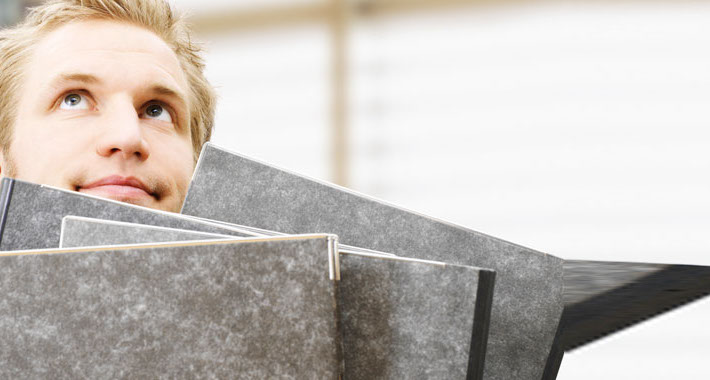 Ein junger Mann überlegt, seine Finanzbuchhaltung durch eine Kanzlei, wie Herrmann Steuerberatung prüfen zu lassen. 