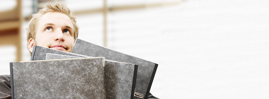 Ein junger Mann überlegt, seine Finanzbuchhaltung durch eine Kanzlei, wie Herrmann Steuerberatung prüfen zu lassen. 